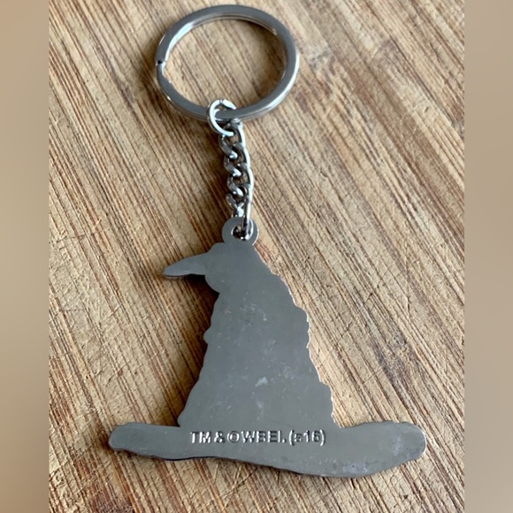 Officially Licensed Metal Raised Relief HARRY POTTER Raven Hat Keychain Fob - Picture 4 of 12